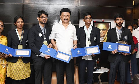 சர்வதேச செஸ் ஒலிம்பியாட் போட்டியில் தங்கம் வென்ற தமிழக வீரர்கள் குகேஷ், பிரக்ஞானந்தா மற்றும் வைஷாலி ஆகியோருக்கு தலா ரூ.25 லட்சம், அணியின் தலைவர்  ஸ்ரீநாத் நாராயணனுக்கு ரூ.15 லட்சம் காசோலைகளை முதல்வர் மு.க.ஸ்டாலின் நேற்று வழங்கினார்.