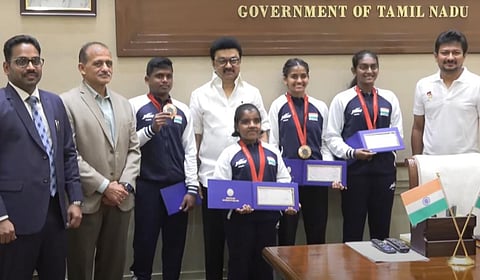 பாராலிம்பிக்கில் பதக்கங்கள் பெற்ற வீரர், வீராங்கனைகளுக்கு தலைமைச் செயலகத்தில்  நடைபெற்ற நிகழ்ச்சியில், முதல்வர் மு.க.ஸ்டாலின் ரூ.5 கோடிக்கான காசோலைகளை வழங்கி வாழ்த்தினார்