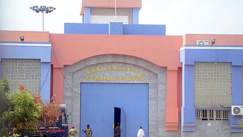 புதுச்சேரி, காரைக்கால் சிறைகளில் கைதிகள் தற்கொலை: 2 சிறைக் காவலர்கள் சஸ்பெண்ட்
