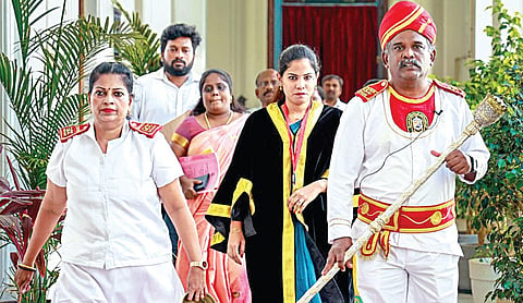 சென்னை மாநகராட்சி மேயர் ஆர்.பிரியாவுடன் வரும் பெண்டபேதார் மாதவி.