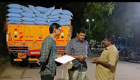 கேரளாவுக்கு கடத்திய 15 டன் ரேஷன் அரிசி பறிமுதல்: ராஜபாளையத்தில் 3 பேர் கைது