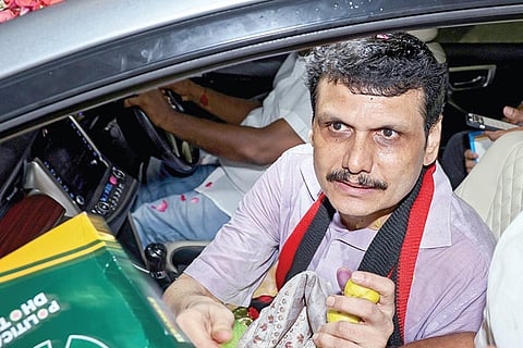 உச்ச நீதிமன்றம் ஜாமீன் வழங்கியதை தொடர்ந்து, சென்னை புழல் சிறையில் இருந்து நேற்று வெளியே வந்த முன்னாள் அமைச்சர் செந்தில் பாலாஜி. | படம்: எஸ்.சத்தியசீலன்