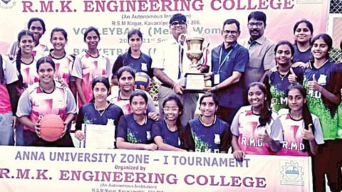 அண்ணா பல்கலைக்கழக மண்டல அளவிலான மகளிர் கூடைப்பந்து போட்டியில் சாம்பியன் பட்டம் வென்ற ஆர்எம்டி கல்லூரி அணியினர்.