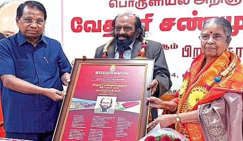 தமிழியக்கம் சார்பில் பொருளியல் அறிஞர் வேதகிரி சண்முகசுந்தரத்தின் 99-வது பிறந்தநாள் விழா, சென்னை எழும்பூரில் உள்ள எத்திராஜ் மகளிர் கல்லூரியில் நேற்று நடைபெற்றது. இதில், விஐடி பல்கலை  வேந்தர் மற்றும் தமிழியக்கம் நிறுவனர் கோ.விசுவநாதன் வேதகிரி சண்முகசுந்தரத்துக்கு நினைவு பரிசு வழங்கினார். உடன் யசோதா சண்முகசுந்தரம். | படம்: எஸ்.சத்தியசீலன் |