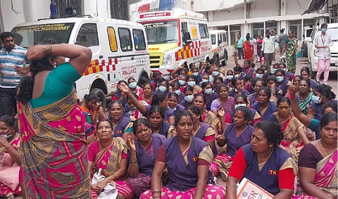 புதுச்சேரி அரசு மருத்துவமனையில் ஒப்பந்த துப்புரவு ஊழியர்கள் போராட்டம்