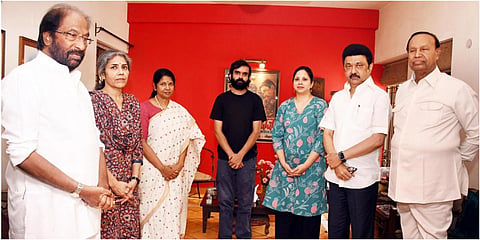 புதுடெல்லியில் மறைந்த மார்க்சிஸ்ட் கம்யூனிஸ்ட் கட்சியின் தேசிய பொதுச் செயலாளர் சீதாராம் யெச்சூரியின் குடும்பத்தினரைச் சந்தித்து தமிழக முதல்வர் மு.க.ஸ்டாலின் ஆறுதல் தெரிவித்தார்.