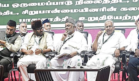 இந்திய யூனியன் முஸ்லிம் லீக் சார்பில்,‘வக்பு சட்டத் திருத்த மசோதா ஆலோசனைகளும், ஆட்சேபனைகளும்' தலைப்பிலான கருத்தரங்கம் இந்திய யூனியன் முஸ்லிம் லீக் தேசிய தலைவர் கே.எம்.காதர் மொய்தீன் தலைமையில் சென்னை தேனாம்பேட்டை, காமராஜர் அரங்கத்தில் நேற்று நடைபெற்றது. இதில், கட்சியின் தேசிய அமைப்புச் செயலாளர் இ.டி.முஹம்மது பசீர் எம்.பி., மற்றும் நிர்வாகிகள் கலந்து கொண்டனர். படம்: ம.பிரபு