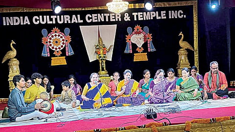 அமெரிக்காவின் மெம்பிஸ் நகரில் உள்ள வெங்கடேஸ்வரா கோயில் மற்றும் இந்திய கலாச்சார மையத்தில் நடைபெற்ற ஊத்துக்காடு வேங்கடகவி கலை விழாவில் பங்கேற்ற இசைக் கலைஞர்கள்.