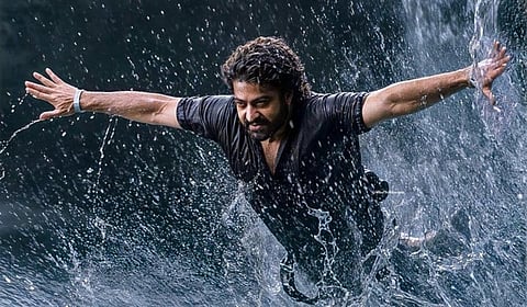 தேவரா Review: ‘சுறா’, ‘சிலம்பாட்டம்’ நிழலாடும் ஒரு ‘பான் இந்தியா’ மசாலா!