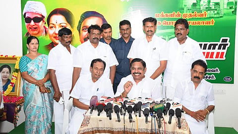 சேலம் மாவட்டம் ஓமலூரில் உள்ள அதிமுக புறநகர் மாவட்ட அலுவலகத்தில பொதுச்செயலாளர் பழனிசாமி செய்தியாளர்களுக்கு பேட்டியளித்தார். உடன், கழக அமைப்பு செயலாளர் செம்மலை, மாவட்ட செயலாளர் இளங்கோவன்.