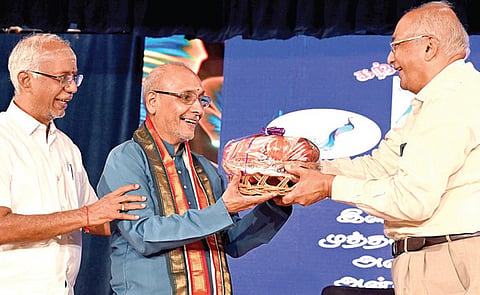 பாடல்களுக்கு பின்னணியாக அமைந்த ஆன்மிக அனுபவங்களைப் பகிர்ந்துகொண்ட மருத்துவர் ஸ்ரீ தருக்கு (கற்பகதாசன்) பொன்னாடை போர்த்தி நினைவுப் பரிசு வழங்கிய ஆர்.ஆர்.சபாவின் தலைவர் ஏ.ஆர். சந்தான கிருஷ்ணன். உடன் சபா செயலாளர் ஆர். நாகராஜன்.   | படங்கள் : எஸ்.சத்தியசீலன் |
