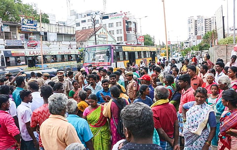 விசாரணை கைதி உயிரிழந்த சம்பவத்தைக் கண்டித்து திருச்சி மகாத்மா காந்தி நினைவு அரசு மருத்துவமனை முன்பு மறியலில் ஈடுபட்ட அவரது உறவினர்கள். படம் : ர.செல்வமுத்துகுமார்.