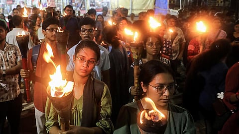 பயிற்சி மருத்துவர் வழக்கு விசாரணைக்கு வரும் சூழலில் மே.வங்க மருத்துவர்கள் பேரணி