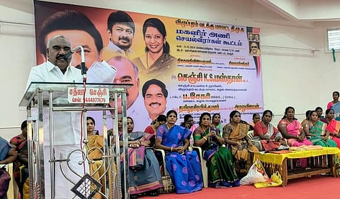 விழுப்புரம் வடக்கு மாவட்ட திமுக மகளிரணி செயல் வீரர்கள் கூட்டத்தில் முன்னாள் அமைச்சர் செஞ்சி மஸ்தான் பேசுகிறார். அருகில் முன்னாள் அமைச்சர் தமிழரசி ரவிகுமார் உள்ளிட்டோர் உள்ளனர்.