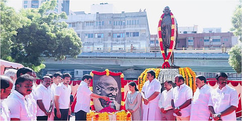 சென்னை எழும்பூர் அரசு அருங்காட்சியக வளாகத்தில் காந்தியடிகளின் உருவப்படத்துக்கு தமிழக முதல்வர் மு.க.ஸ்டாலின் மலர்தூவி மரியாதை செலுத்தினார்.