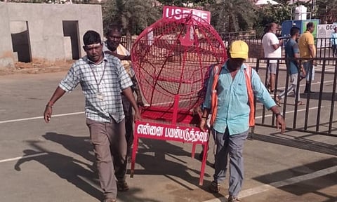 மெரினா கடற்கரையில் வைக்க கொண்டுவரப்படும் குப்பை தொட்டி.
