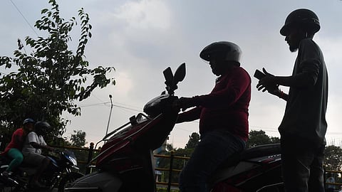 பைக் டாக்ஸியை அங்கீகரிக்கும் வகையில் மோட்டார் வாகன சட்டத்தில் திருத்தம்: போக்குவரத்து அமைச்சகம் பரிந்துரை