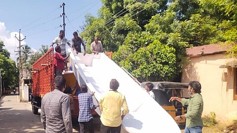 மாநகராட்சி சார்பில் வாங்கப்பட்ட படகுகள், வெள்ளத்தால் பாதிக்கப்படக்கூடிய பகுதிகளுக்கு லாரிகள் மூலம் கொண்டு செல்லப்படுகிறது.