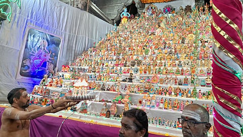 சிதம்பரம் நடராஜர்  கோவிலில் வைக்கப்பட்டுள்ள பிரமாண்டமான கொலு.