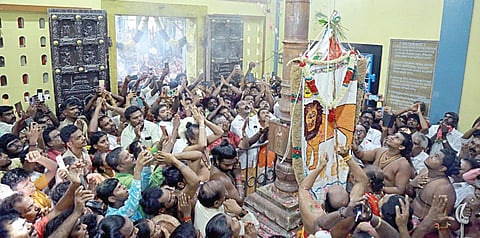 குலசேகரன்பட்டினம் முத்தாரம்மன் கோயிலில் நேற்று தசரா திருவிழாவுக்காக நடைபெற்ற  கொடியேற்றம்.