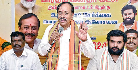 திண்டுக்கல்லில் நேற்று நடைபெற்ற பாஜக நிர்வாகிகள் ஆலோசனை கூட்டத்தில் பேசினார் கட்சியின் மாநில ஒருங்கிணைப்புக் குழுத் தலைவர்  ஹெச்.ராஜா. படம்: என்.தங்கரத்தினம்