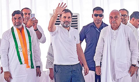 ஹரியானாவில்  நேற்று சட்டப்பேரவை தேர்தல் பிரச்சாரம் முடிவடைந்தது. நூ பகுதியில் நேற்று நடைபெற்ற தேர்தல் பிரச்சார கூட்டத்தில் காங்கிரஸ் மூத்த தலைவர் ராகுல் காந்தி, ஹரியானா முன்னாள் முதல்வர் பூபிந்தர் சிங் ஹூடா உட்பட பலர் கலந்து கொண்டனர். படம்: பிடிஐ