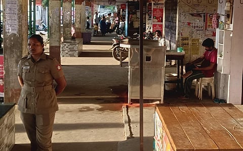 தருமபுரி மாவட்டம் கடத்தூரில் முழுமையாக அடைக்கப்பட்டிருந்த கடைகள்