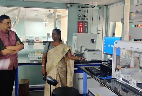 இந்திய தர நிர்ணய அமைவனத்தின் சென்னை தரமணியில் உள்ள தென் மண்டல அலுவலகத்தில் நவீனப்படுத்தப்பட்டுள்ள ஆய்வகத்தை, பிஐஎஸ் நிறுவனத்தின் தலைமை இயக்குநர் பிரமோத் குமார் திவாரி திறந்து வைத்து பார்வையிட்டார். உடன் தென் மண்டல ஆய்வக தலைவர் மீனாட்சி கணேசன். | படம்: ச.கார்த்திகேயன்