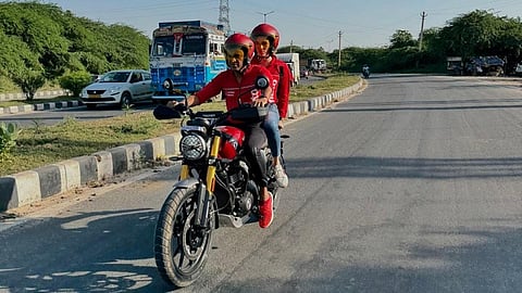 மனைவியுடன் பைக்கில் சென்று உணவு டெலிவரி செய்த சோமாட்டோ சிஇஓ கோயல்