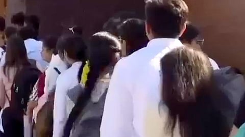 கனடாவில் ஹோட்டல் வேலைக்கு நீண்ட வரிசையில் காத்திருக்கும் இந்தியர்கள்