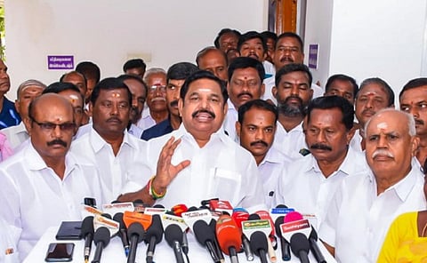 சேலம் மாவட்டம் எடப்பாடியில் செய்தியாளர்களுக்கு பேட்டியளித்த தமிழக எதிர்க்கட்சித் தலைவர் பழனிசாமி. 
