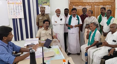  வில்லிபுத்தூர் வனத்துறை அலுவலகத்தில் விவசாயிகளிடம் பேச்சுவார்த்தை நடத்திய புலிகள் காப்பகத் துணை இயக்குநர் தேவராஜ். அருகில் டி.எஸ்.பி. ராஜா.
