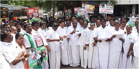 கடலூரில் முன்னாள் அமைச்சர் எம் சி சம்பத் தலைமையில் அதிமுகவினர் மனித சங்கிலி போராட்டத்தில் ஈடுபட்டனர்.