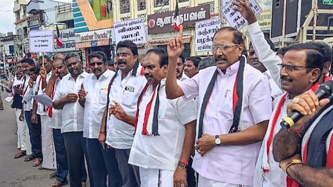 நாமக்கல் நேதாஜி சிலை அருகே அதிமுக சார்பில் நடைபெற்ற மனித சங்கிலி போராட்டத்தில் முன்னாள் அமைச்சர் பி.தங்கமணி கலந்து கொண்டார்.