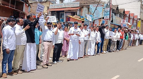 சொத்து வரி உயர்வை கண்டித்து உதகையில் அதிமுகவினர் மனித சங்கிலி போராட்டம்