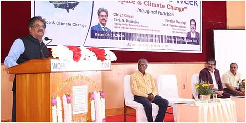 திண்டுக்கல் காந்திகிராம பல்கலையில் நடந்த விண்வெளி வாரவிழாவில்  இஸ்ரோ விஞ்ஞானி ஆர்.ராஜராஜன் உரையாற்றினார்.