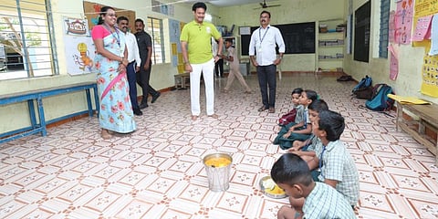  ராணிப்பேட்டை சிப்காட் அருகே உள்ள ஊராட்சி ஒன்றிய நடுநிலைப் பள்ளியில் அமைச்சர் அன்பில் மகேஷ் திடீர் ஆய்வு செய்தார்.