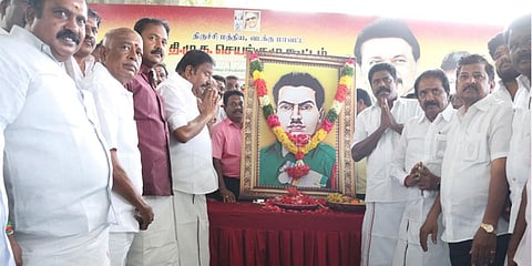 தியாகி இம்மானுவேல் சேகரன் பிறந்தநாள் விழாவையொட்டி திருச்சியில் அமைச்சர் கே.என்.நேரு மாலை அணிவித்து மரியாதை செலுத்தினார்.