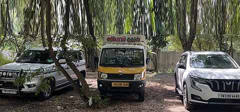 பறிமுதல் செய்யப்பட்ட கார்கள்,  வேன்