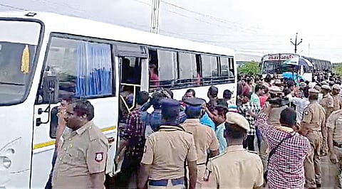 காஞ்சிபுரம் மாவட்டம் சுங்குவார்சத்திரம் பகுதியில் போராட்டம் நடத்திய சாம்சங் நிறுவன தொழிலாளர்களை கைது செய்யும் போலீஸார்.