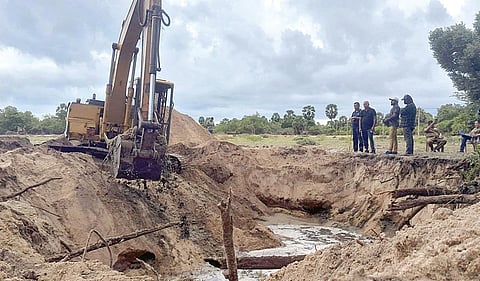 இலங்கை முள்ளிவாய்க்காலில் ஆயுதங்கள் புதைத்து வைக்கப்பட்டுஉள்ளதா என்பதை தெரிந்துகொள்வதற்காக, இயந்திரம் மூலம் நிலத்தை தோண்டிப்பார்க்கும் இலங்கை ராணுவத்தினர்.