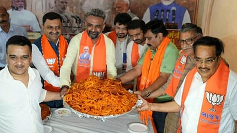 டெல்லியில் ஸ்விக்கி மூலம் ‘கேஷ் ஆன் டெலிவரி’யில் பெற்றுக்கொள்ள ராகுல் காந்திக்கு ஒரு கிலோ ஜிலேபி அனுப்பிய பாஜக