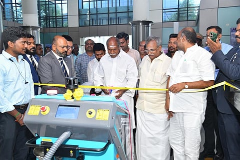 புதுச்சேரி அரசு மருத்துவமனை தூய்மைப் பணியில் ரோபோடிக் இயந்திரம்: முதல்வர் தொடங்கி வைத்தார்