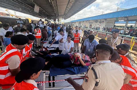 தெற்கு ரயில்வே சேலம் கோட்டம், தனியார் மருத்துவமனை நிர்வாகம் சார்பில் கோவை ரயில் நிலையத்தில் பேரிடர்கால ஒத்திகை பயிற்சி இன்று நடந்தது. | படம்: ஜெ.மனோகரன்