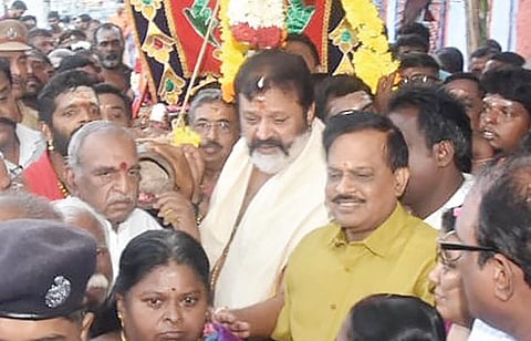 சுசீந்திரம் முன்னுதித்த நங்கை அம்மன் திருவனந்தபுரம் நவராத்திரி விழாவுக்கு புறப்படும், நிகழ்ச்சியின்போது மத்திய அமைச்சர் சுரேஷ்கோபி, முன்னாள் மத்திய அமைச்சர் பொன் ராதாகிருஷ்ணன் ஆகியோருடன் பங்கேற்ற தளவாய் சுந்தரம் எம்எல்ஏ. (கோப்பு படம்)