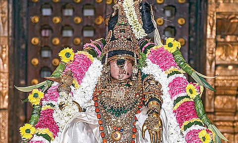 ஸ்ரீரங்கம் ரங்கநாதர் கோயிலில் நேற்று நடைபெற்ற தாயார் ரங்கநாச்சியார் திருவடி சேவை. படம் : ர.செல்வமுத்துகுமார்