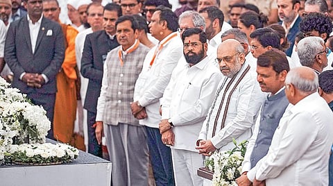 மத்திய உள்துறை அமைச்சர் அமித் ஷா, மகாராஷ்டிரா முதல்வர் ஏக்நாத் ஷிண்டே, துணை முதல்வர் தேவேந்திர பட்னாவிஸ் உள்ளிட்ட தலைவர்கள் நேற்று மும்பையில், தொழிலதிபர் ரத்தன் டாடா உடலுக்கு அஞ்சலி செலுத்தினர்.