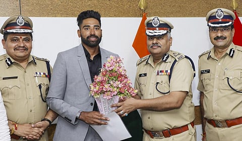 இந்திய அணியின் வேகப்பந்து வீச்சாளர் சிராஜ் டிஎஸ்பியாக பதவி ஏற்பு: தெலங்கானா அரசு கவுரவம்! 