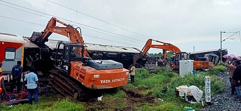கவரைப்பேட்டையில் சரக்கு ரயில் மீது பயணிகள் ரயில் மோதி விபத்து: 5 பேர் கொண்ட விசாரணைக் குழு அமைப்பு