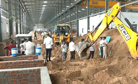 விபத்து நடந்த இடத்தில் நடைபெறும் மீட்பு பணிகள்